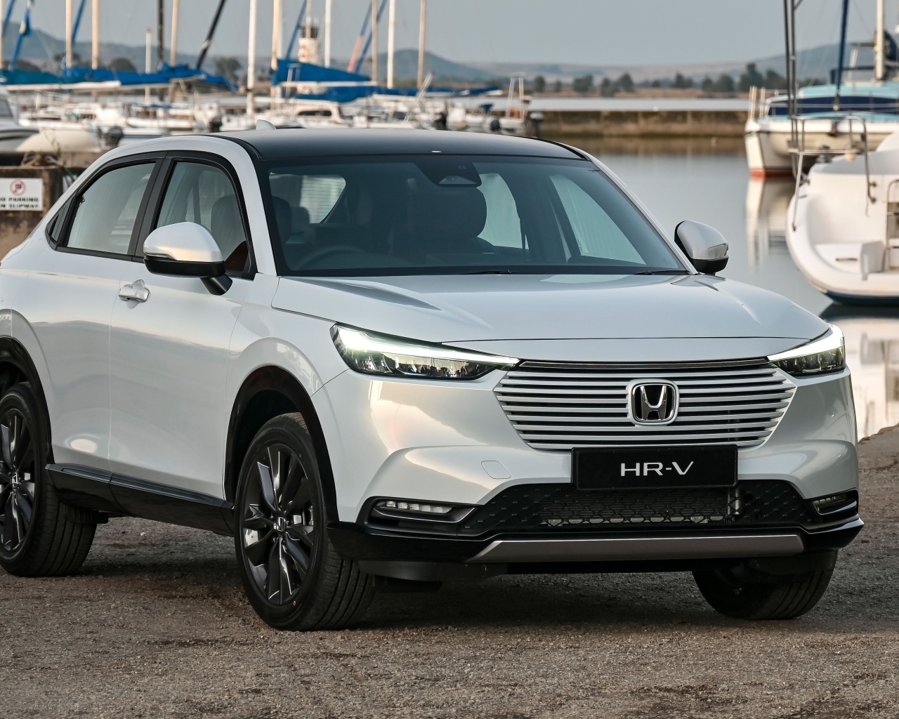 Серебристый внедорожник Honda HR-V 2022