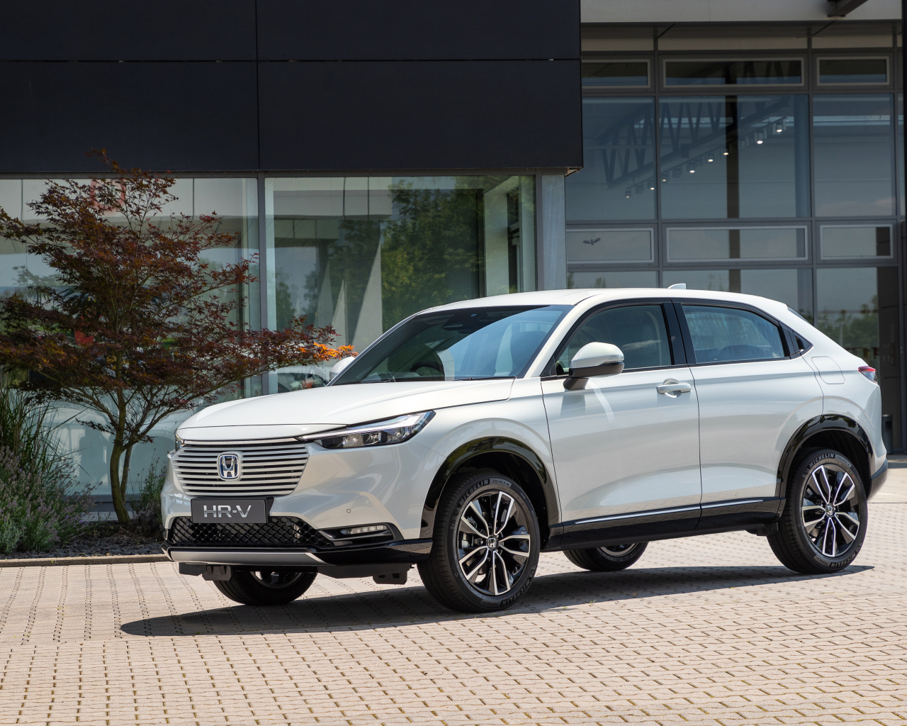 Белый внедорожник Honda HR-V