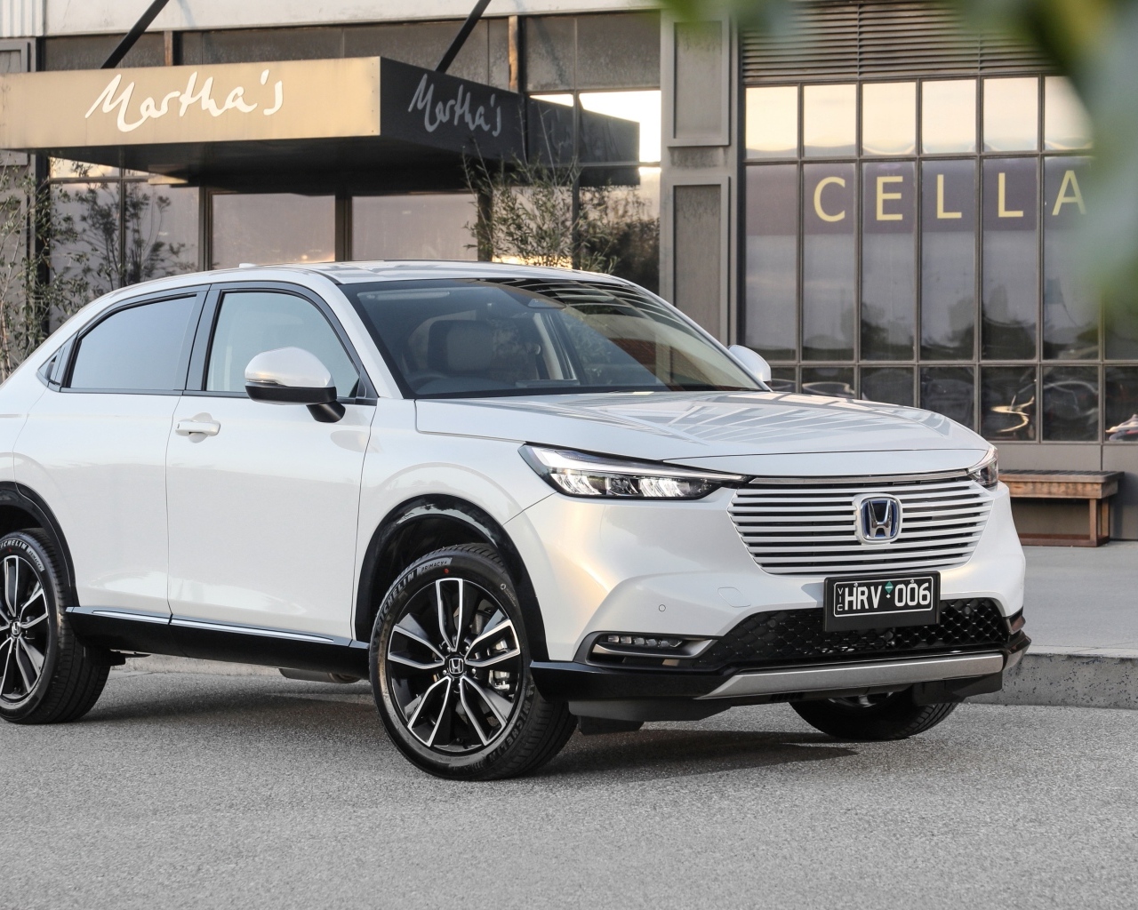 Белый автомобиль Honda HR-V EHEV L