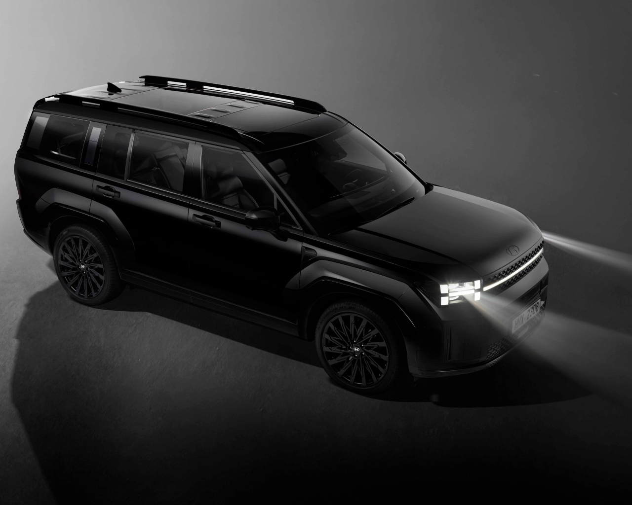 Черный внедорожник Hyundai Santa Fe