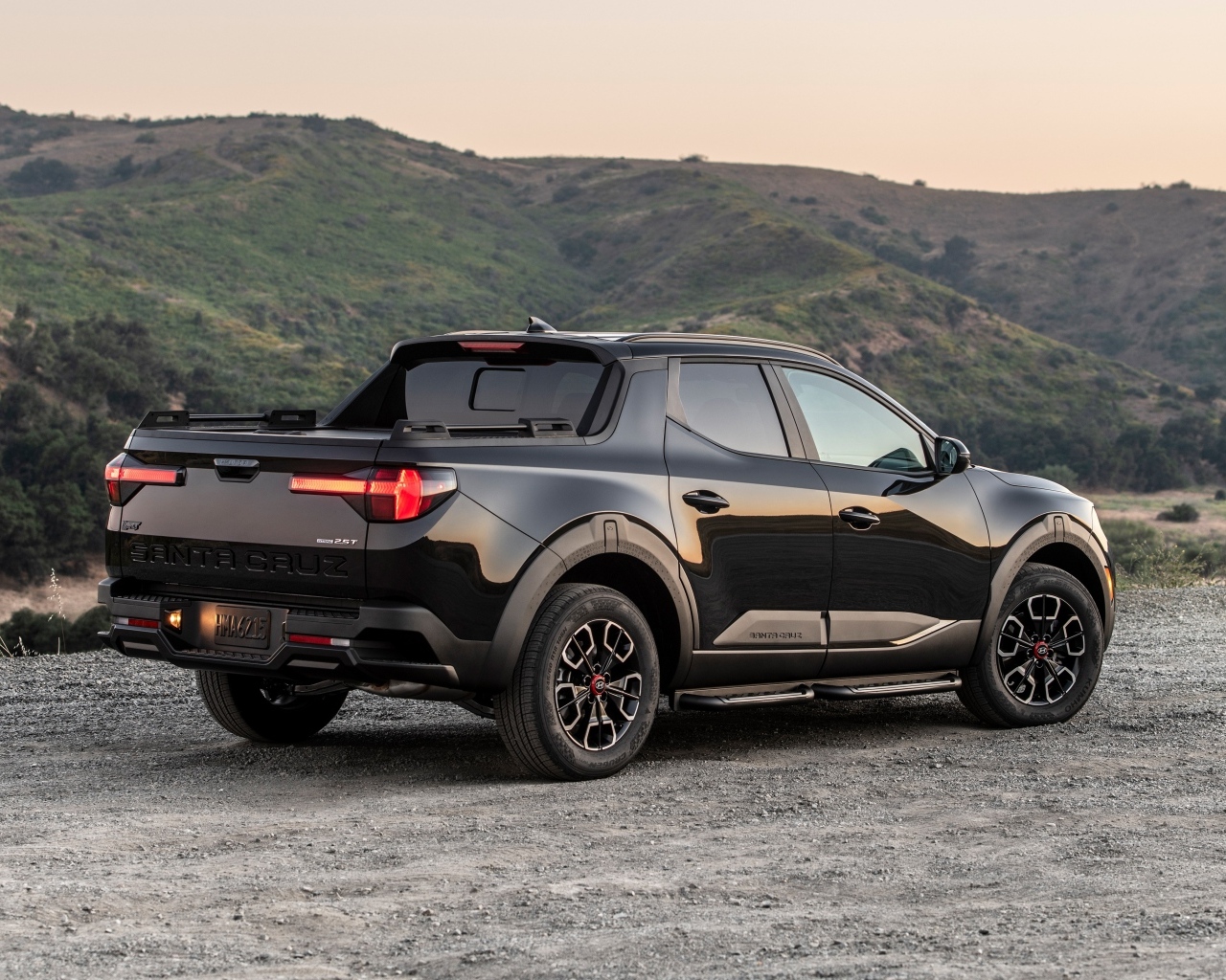 Большой черный пикап Hyundai Santa Cruz XRT 2024 года вид сзади