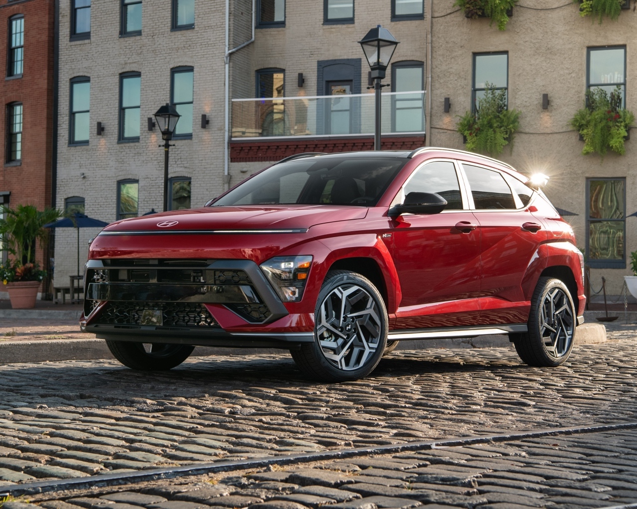 Красный автомобиль Hyundai Kona N Line 2024 года