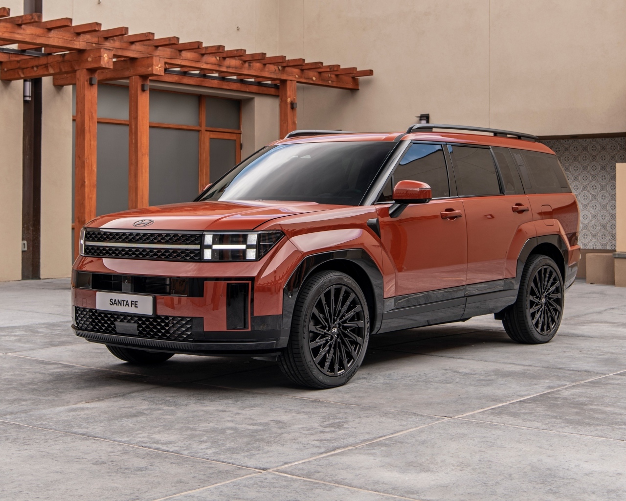 Красный внедорожник Hyundai Santa Fe 2.5T