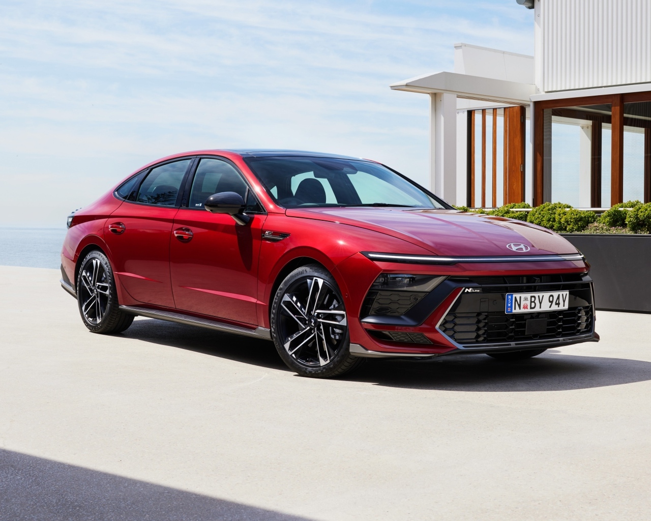 Красный автомобиль Hyundai Sonata N Line