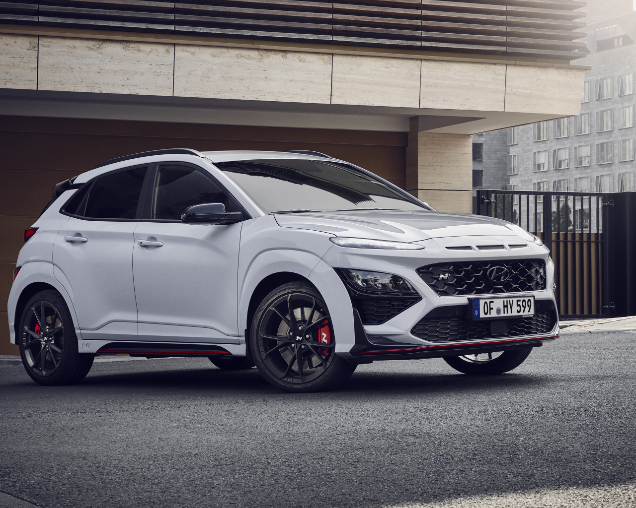 Серебристый Hyundai Kona N у гаража 