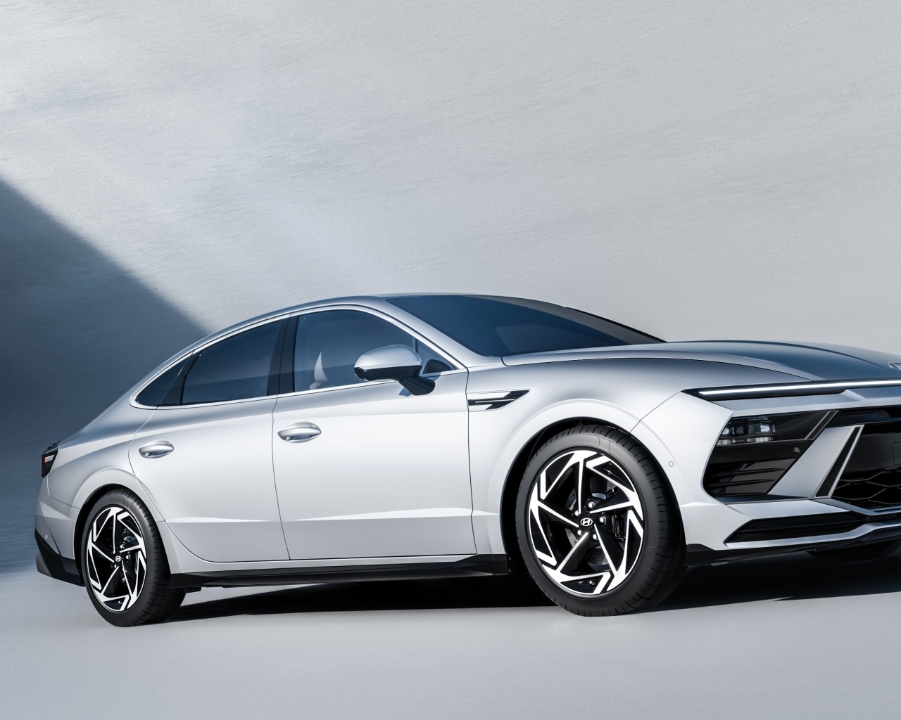 Серебристый новый автомобиль Hyundai Sonata 2023 года