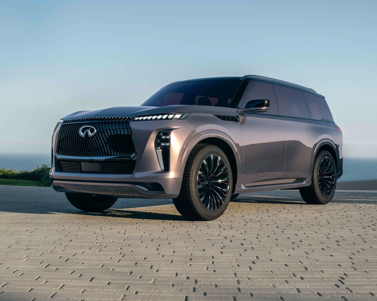 Большой серебристый внедорожник Infiniti QX Monograph