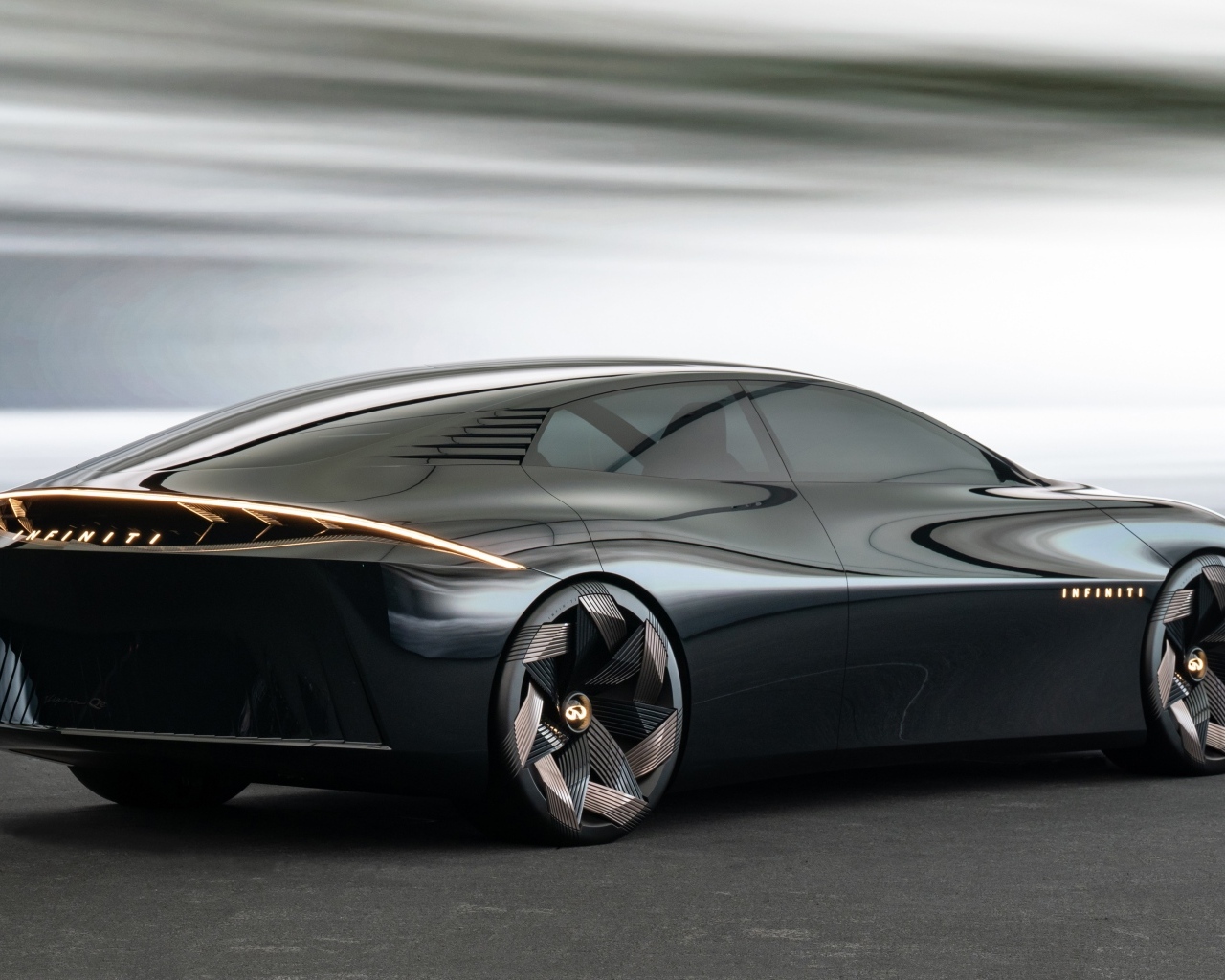 Вид сзади на черный автомобиль концепт Infiniti Vision Qe 2023 года