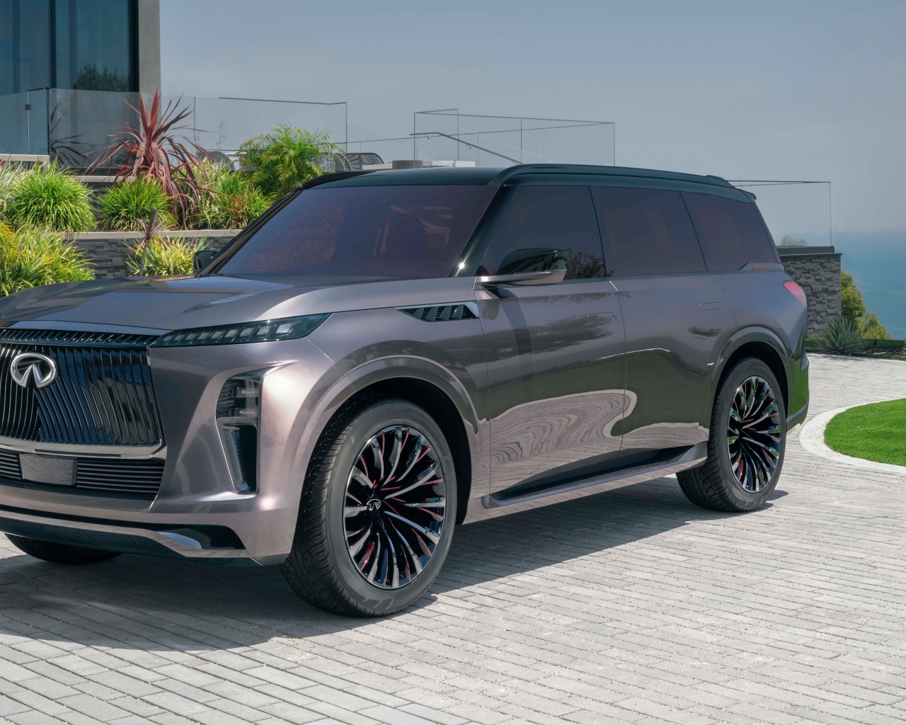 Серебристый внедорожник Infiniti QX Monograph