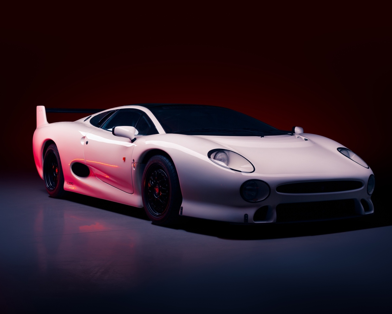 Стильный быстрый кабриолет Jaguar XJ220