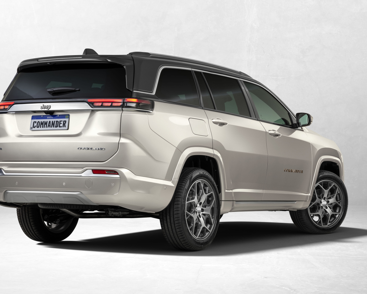 Внедорожник Jeep Commander Overland 2022 года вид сзади