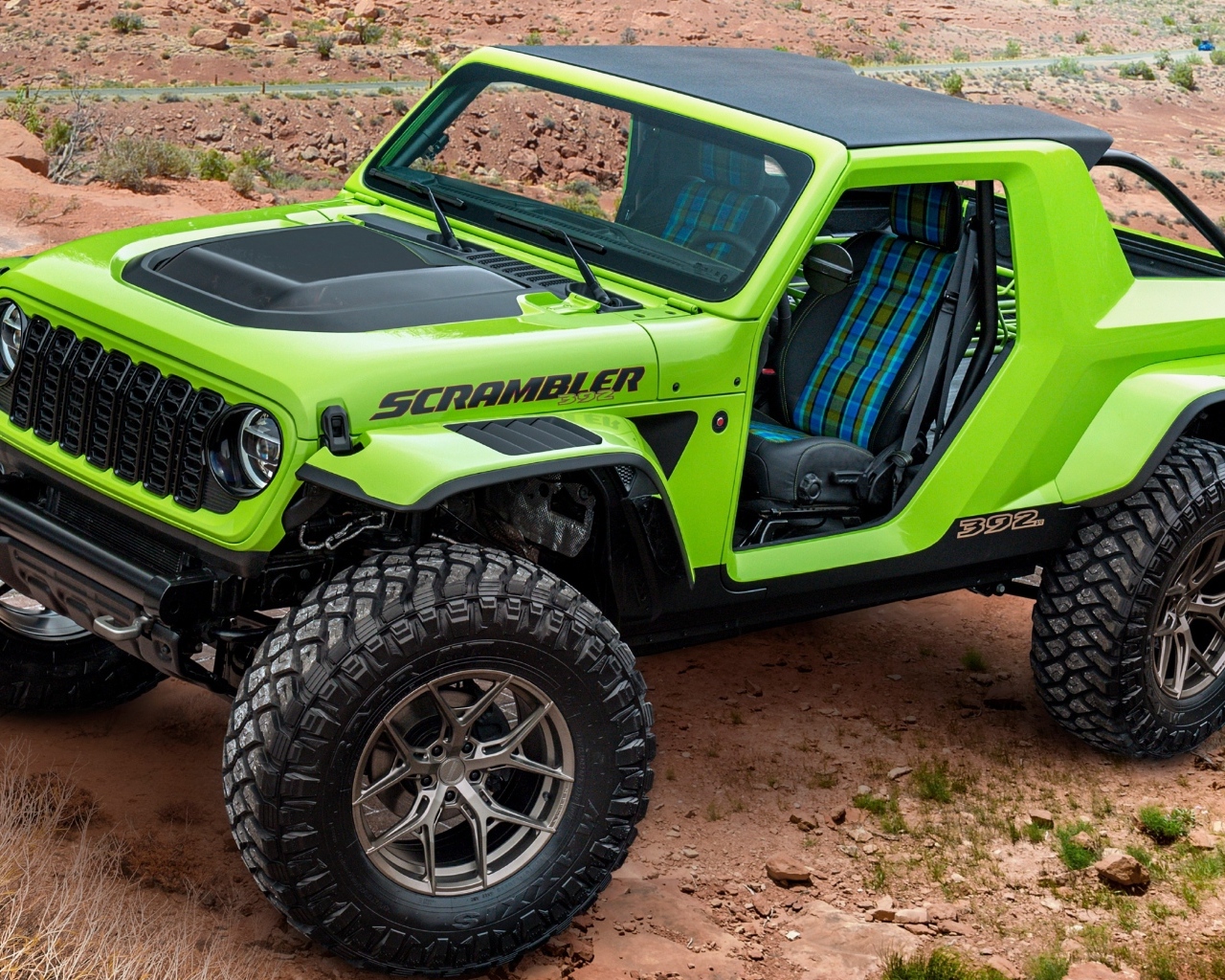 Зеленый автомобиль Jeep Scrambler 392 Concept 2023 года