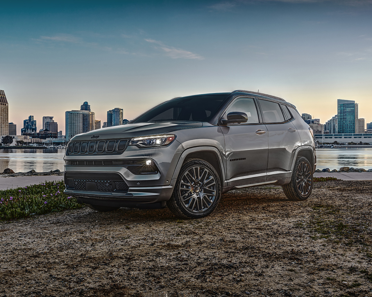 Красивый автомобиль Jeep Compass High Altitude, 2022 года на фоне города