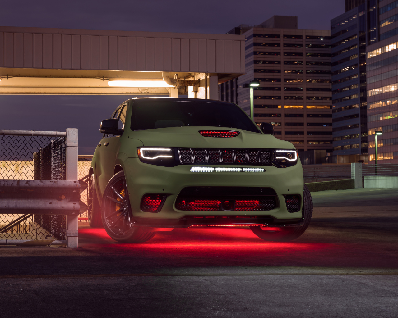 Большой стильный Jeep Trackhawk у здания