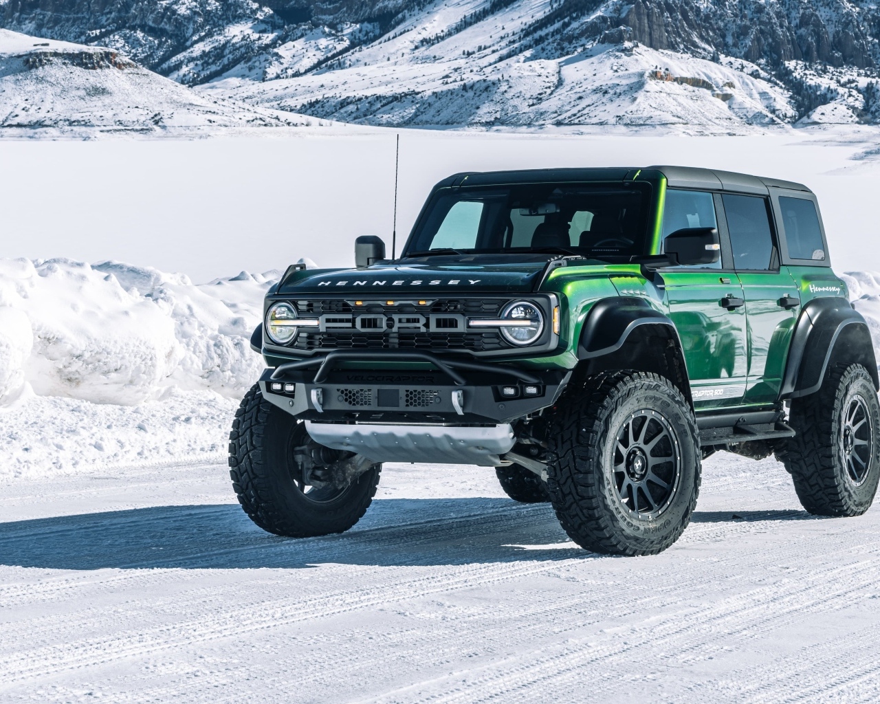 Зеленый джип Hennessey VelociRaptor 500 Bronco 2023 года на снегу