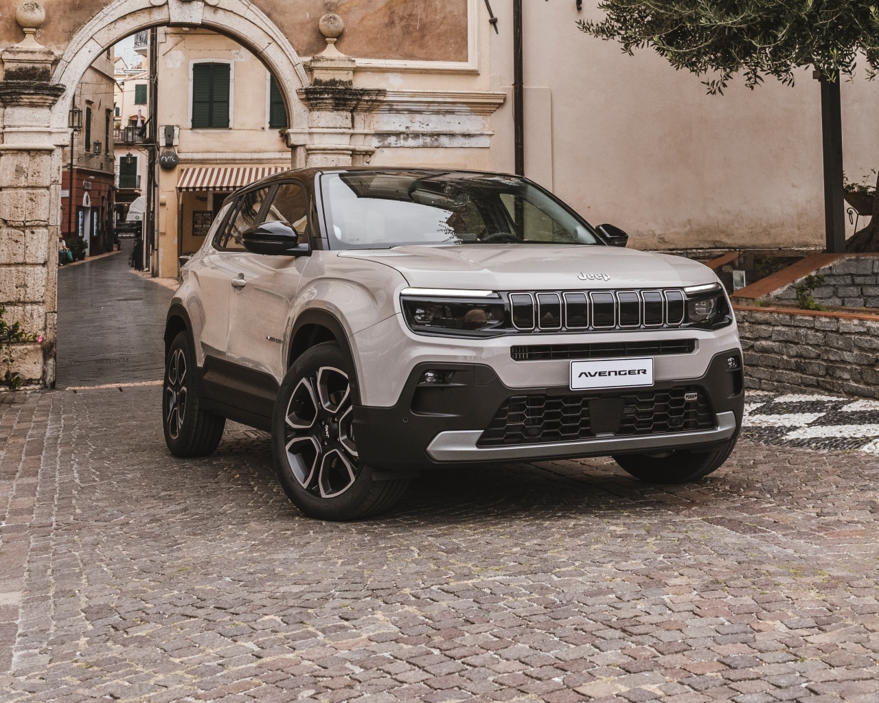 Внедорожник Jeep Avenger E-Hybrid в городе
