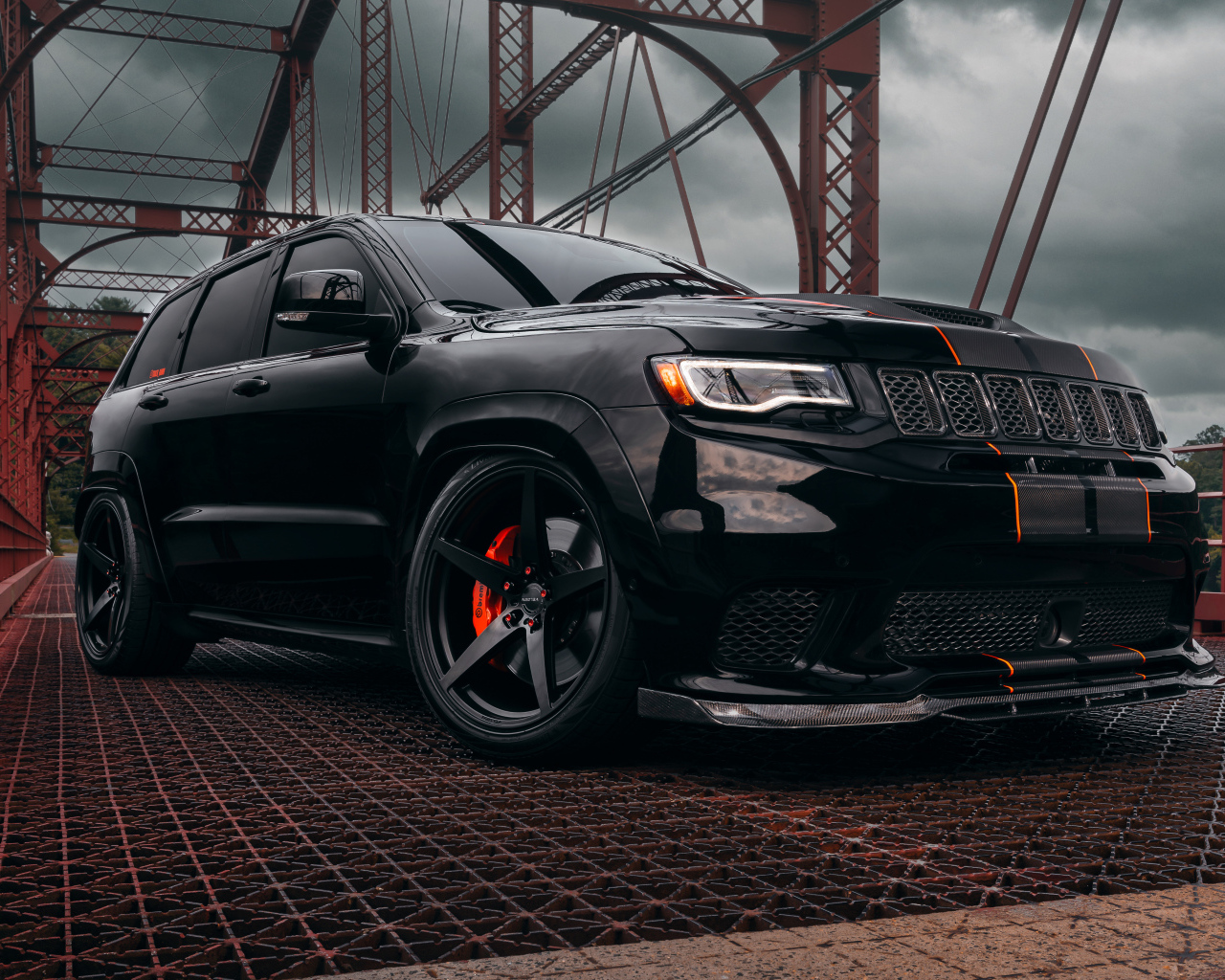 Внедорожник Jeep Trackhawk на железном мосту