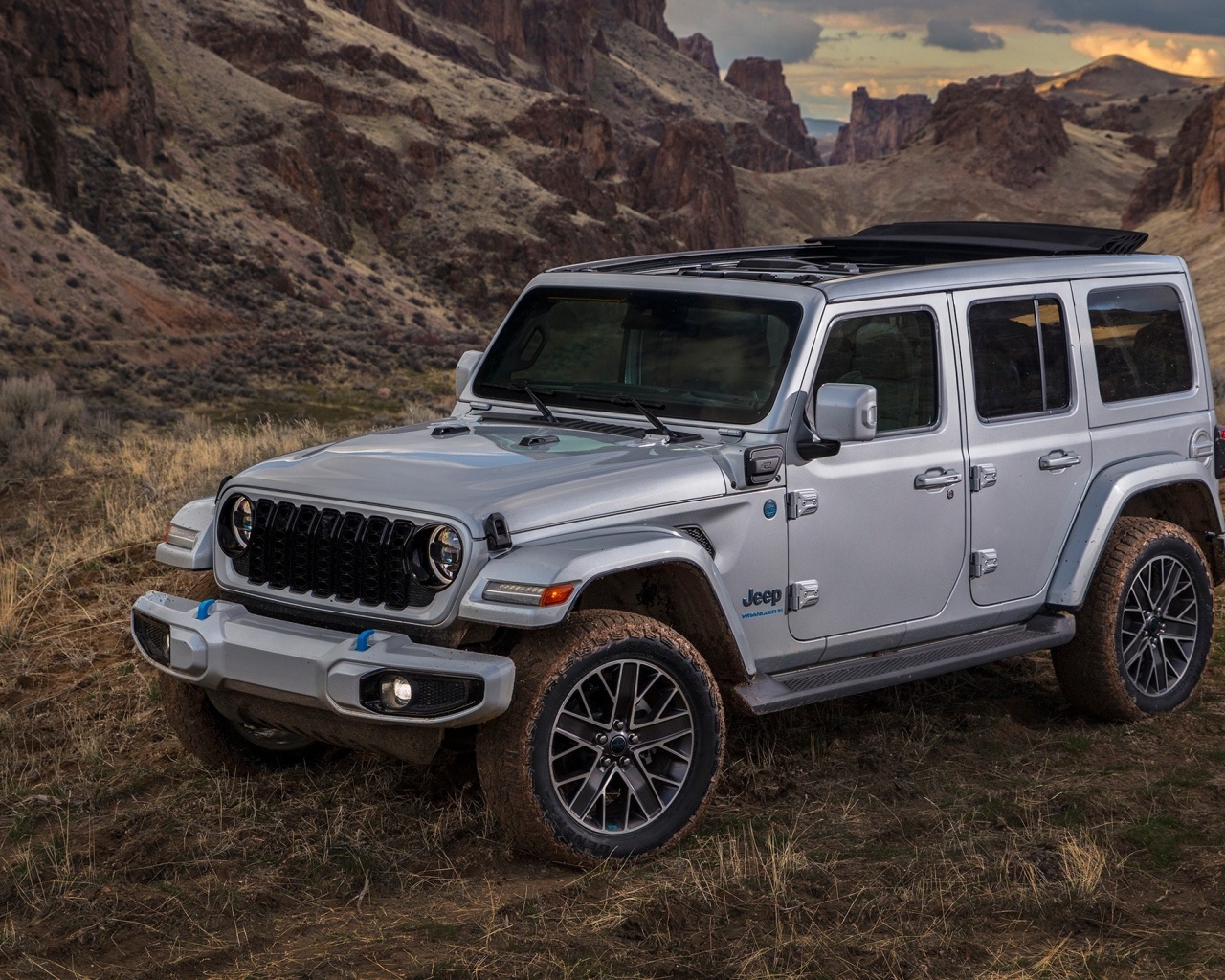 Серебристый  Jeep Wrangler Unlimited High Altitude 4xe 2023 года