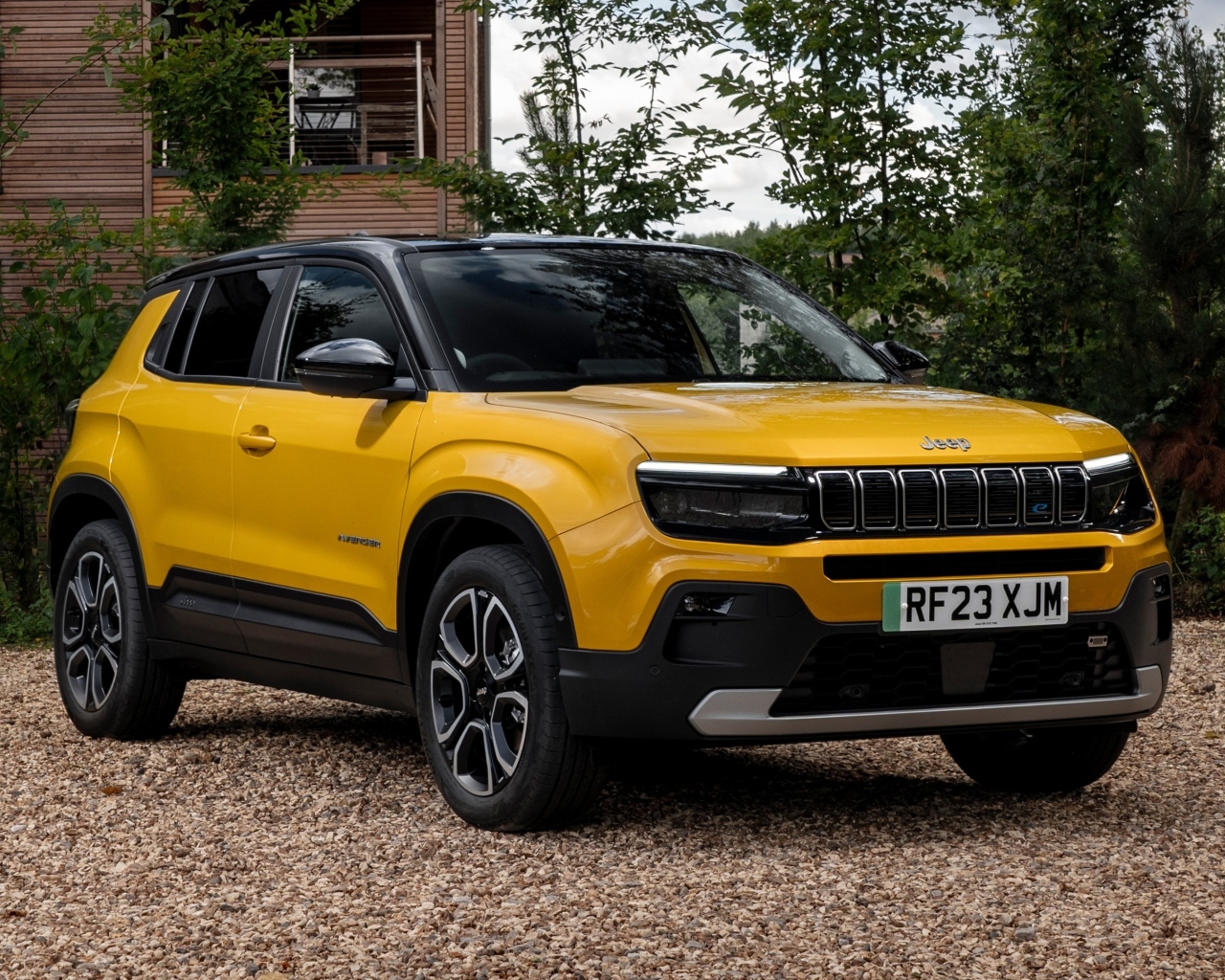 Желтый автомобиль Jeep Avenger BEV Summit 2023 года