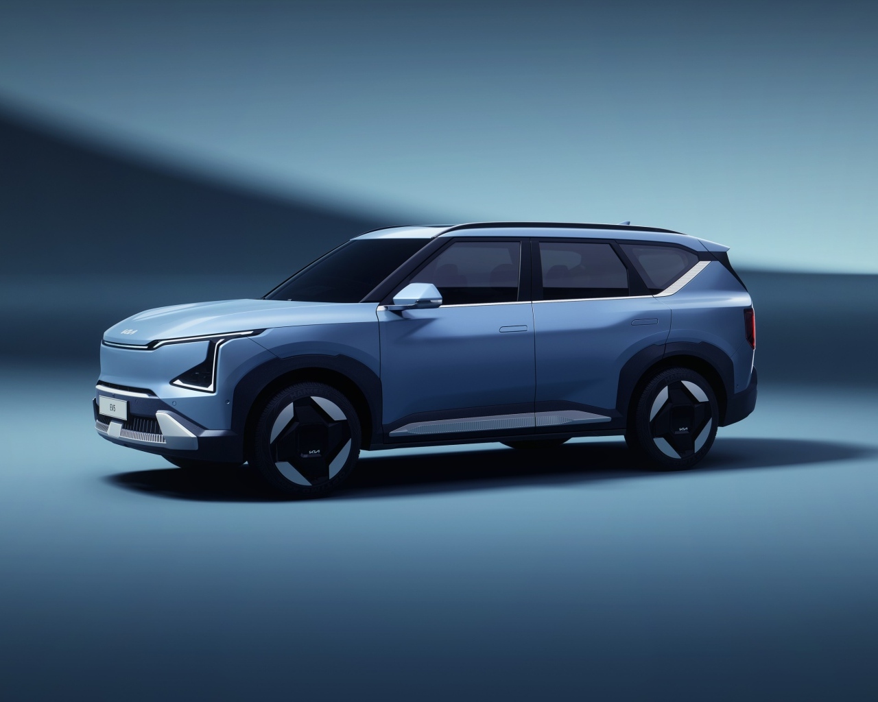 Внедорожник Kia EV5 2023 года вид сбоку