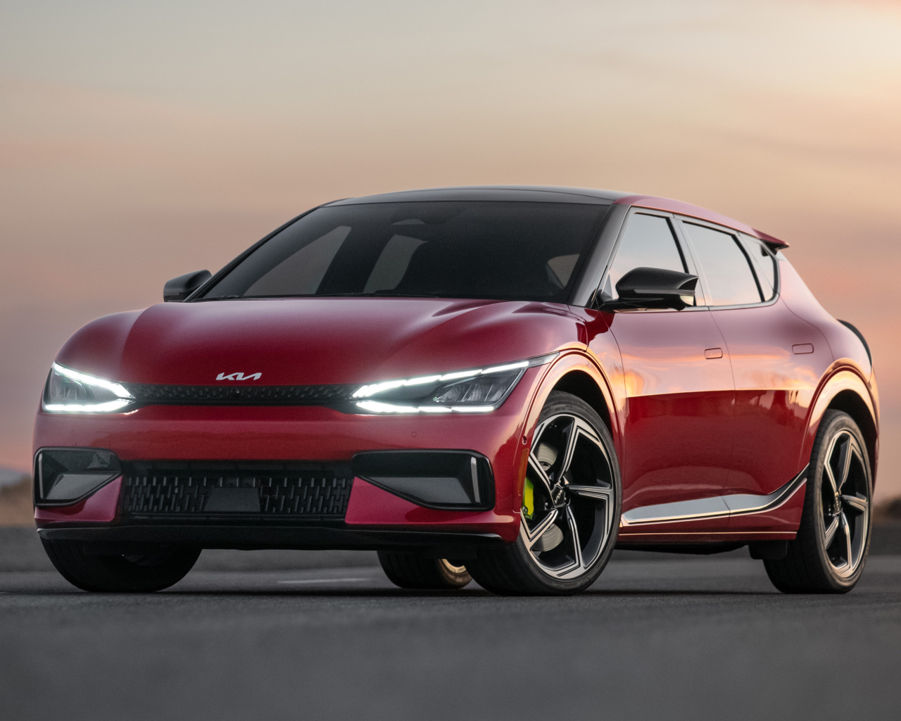 Красивый красный автомобиль Kia EV6 GT 2023  года