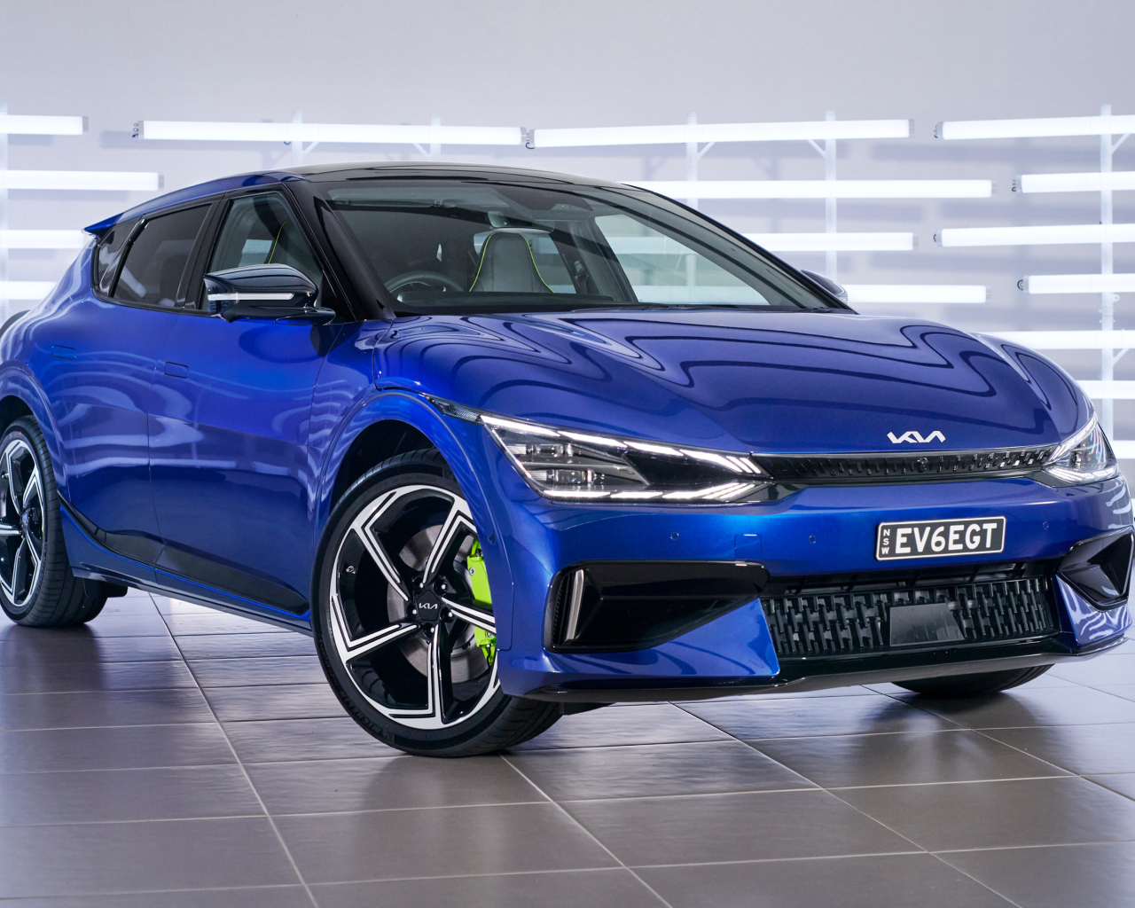 Синий автомобиль Kia EV6 GT 2022 года