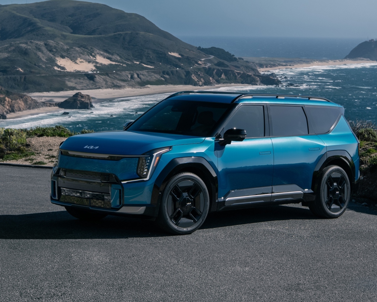 Синий автомобиль Kia EV9 GT-Line 2024 года