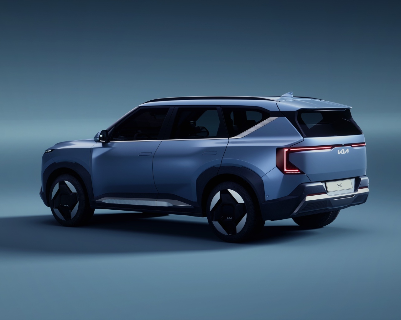 Автомобиль Kia EV5 2023 года вид сзади