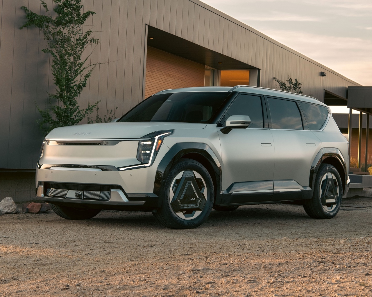 Новый серебристый автомобиль Kia EV9,  2024 года