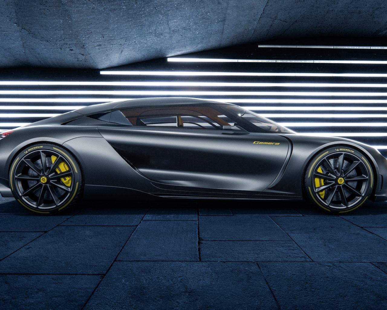 Серебристый автомобиль Koenigsegg Gemera вид сбоку