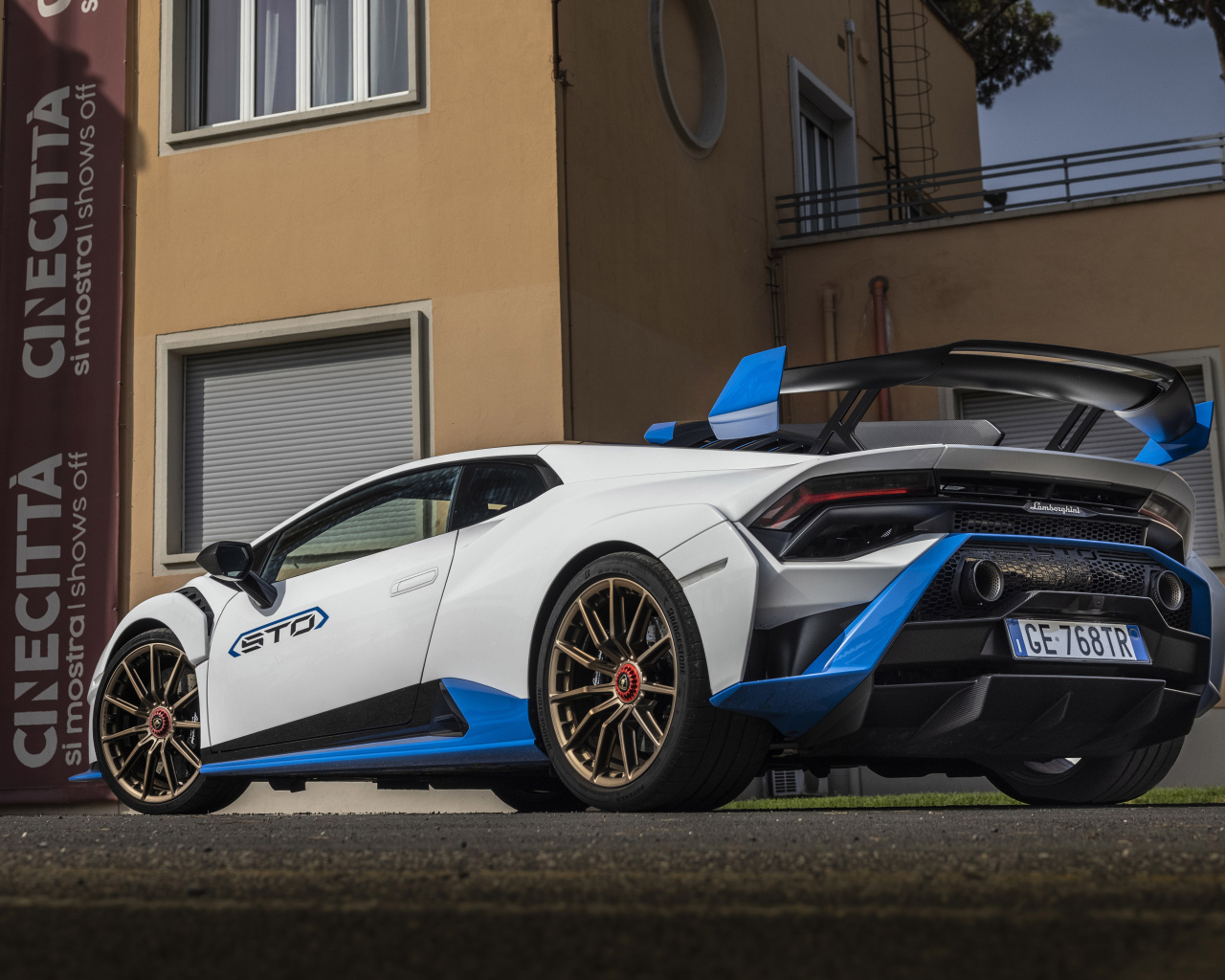 Авто Lamborghini Huracán STO 2022 года вид сзади