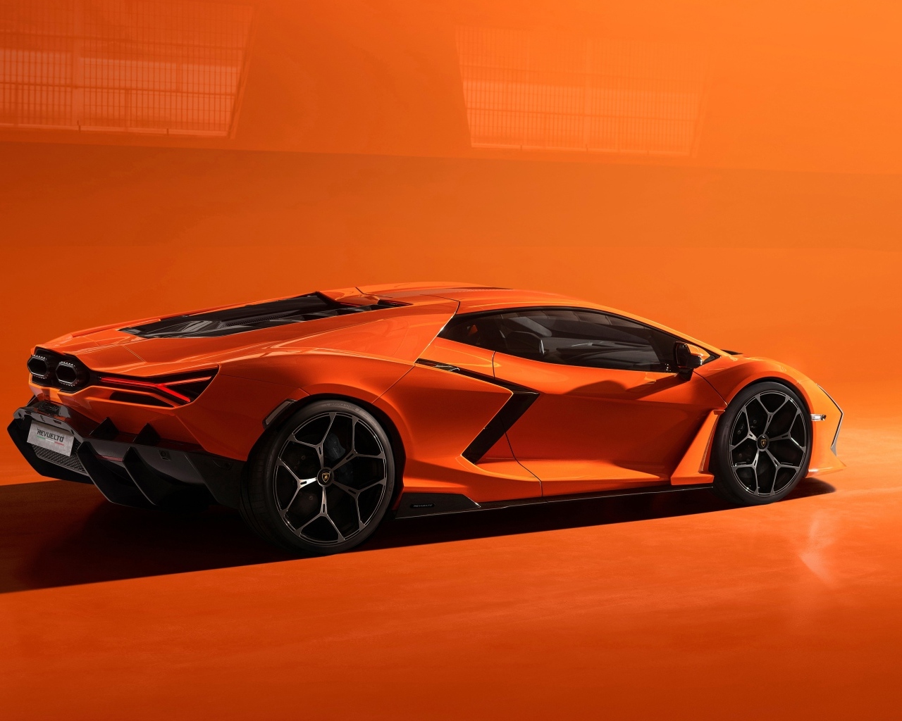 Автомобиль  Lamborghini Revuelto 2023 года вид сзади