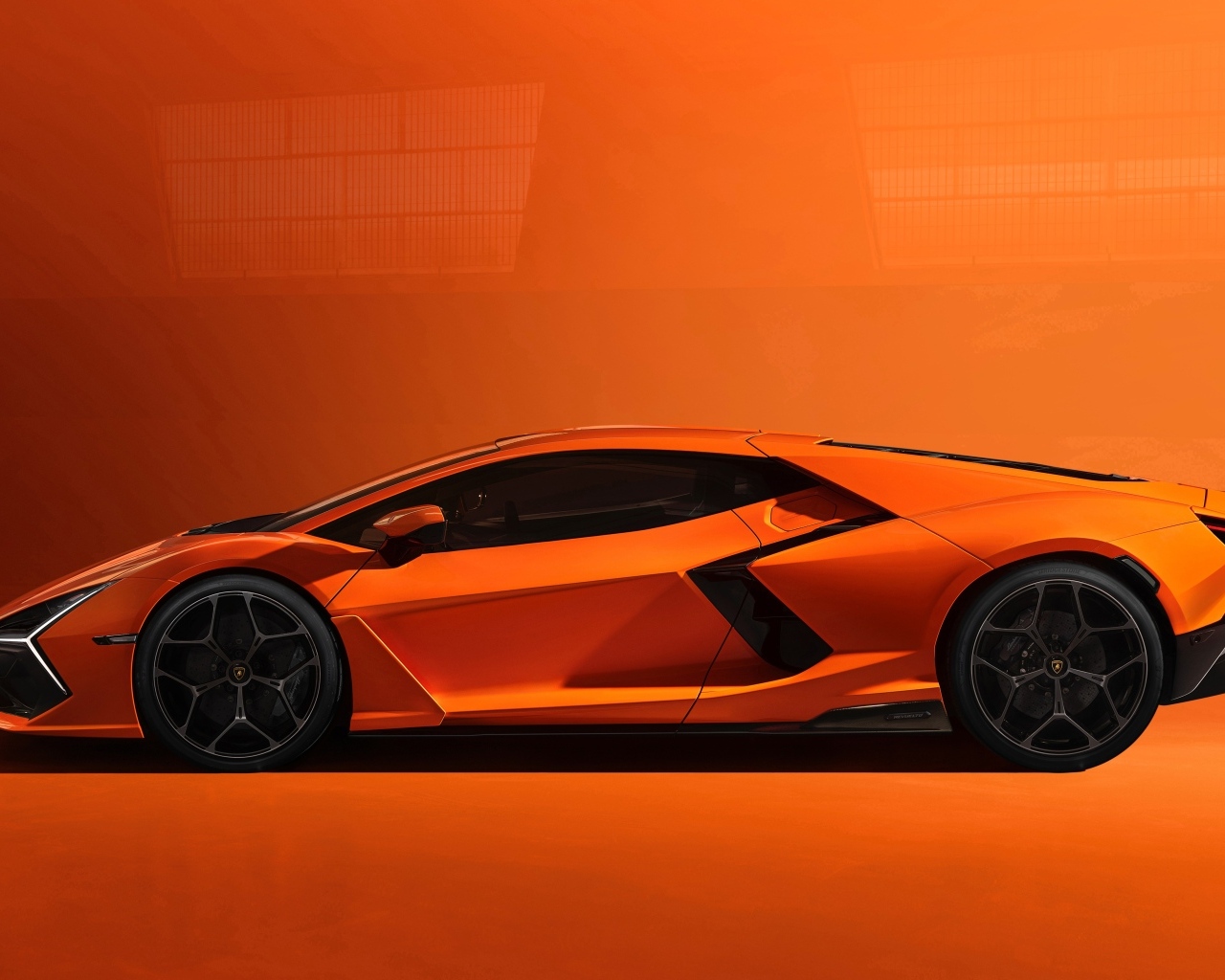 Автомобиль Lamborghini Revuelto 2023 года вид сбоку