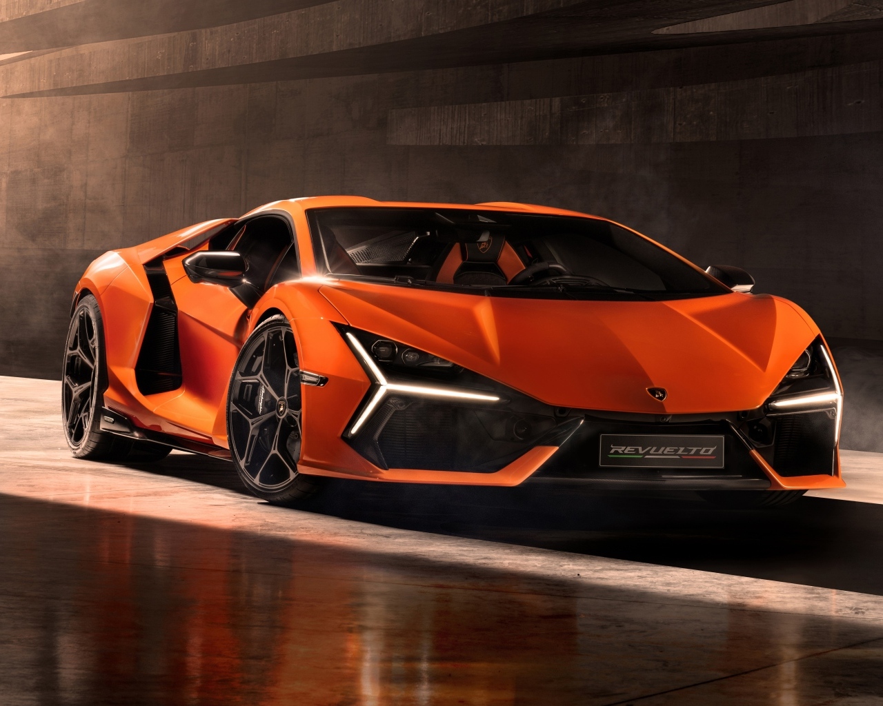 Быстрый автомобиль Lamborghini Revuelto 2023 года