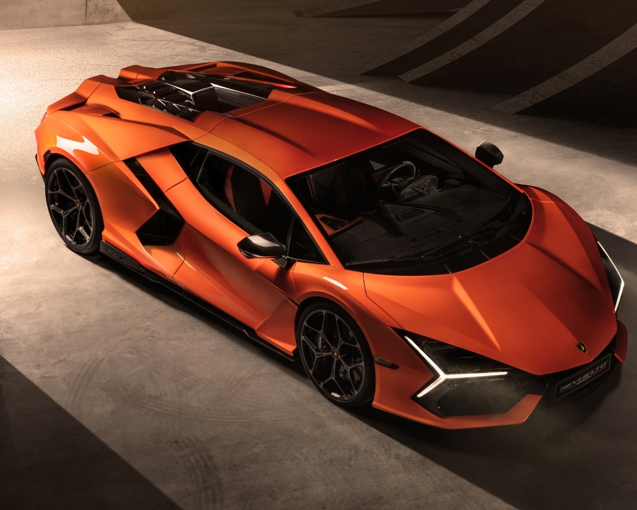 Оранжевый автомобиль Lamborghini Revuelto 2023 года