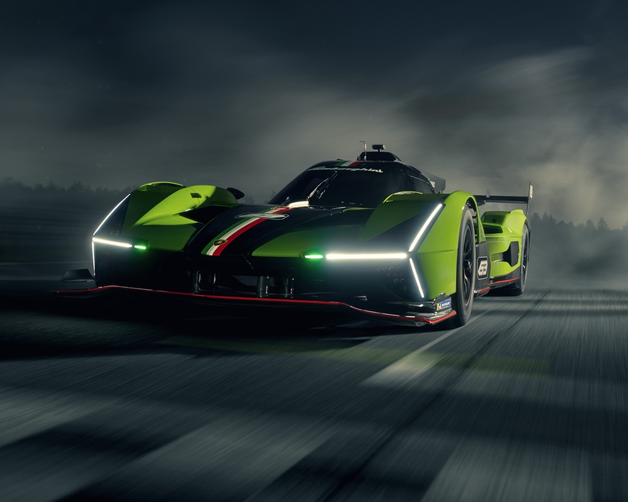 Включенные фары автомобиля Lamborghini SC63 2023 года