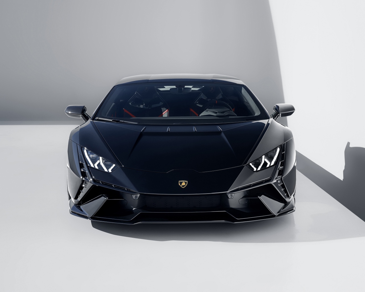 Черный автомобиль Lamborghini Huracán Tecnica 2023 года вид спереди