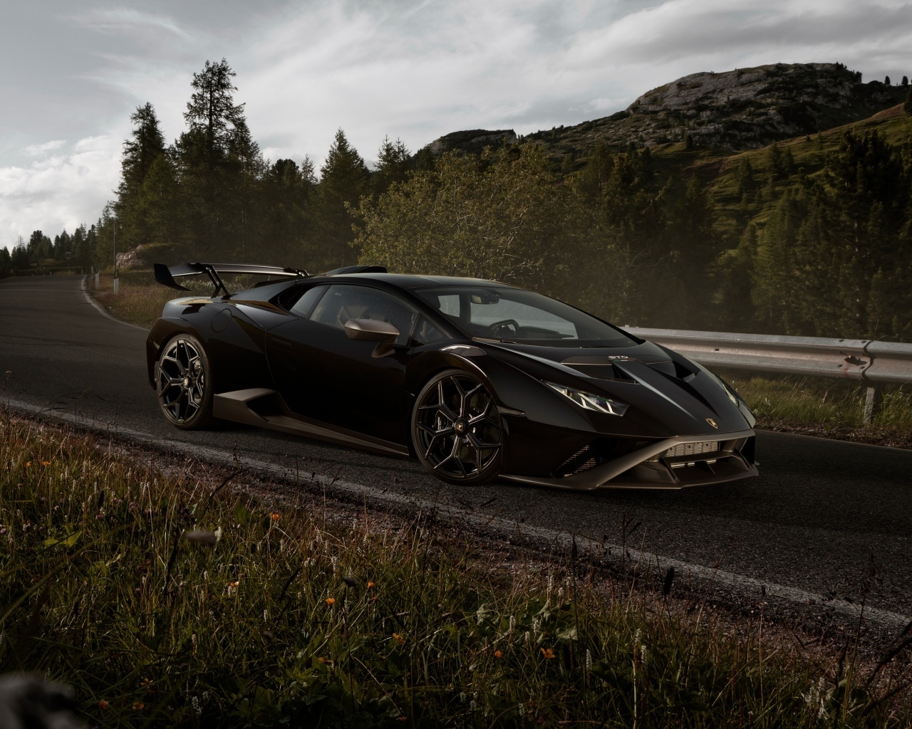 Черный быстрый автомобиль Lamborghini Huracán STO