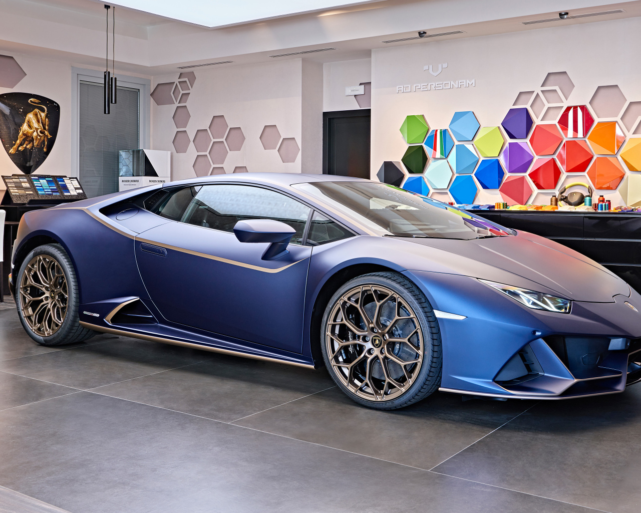 Синий автомобиль Lamborghini Huracán 2023 года