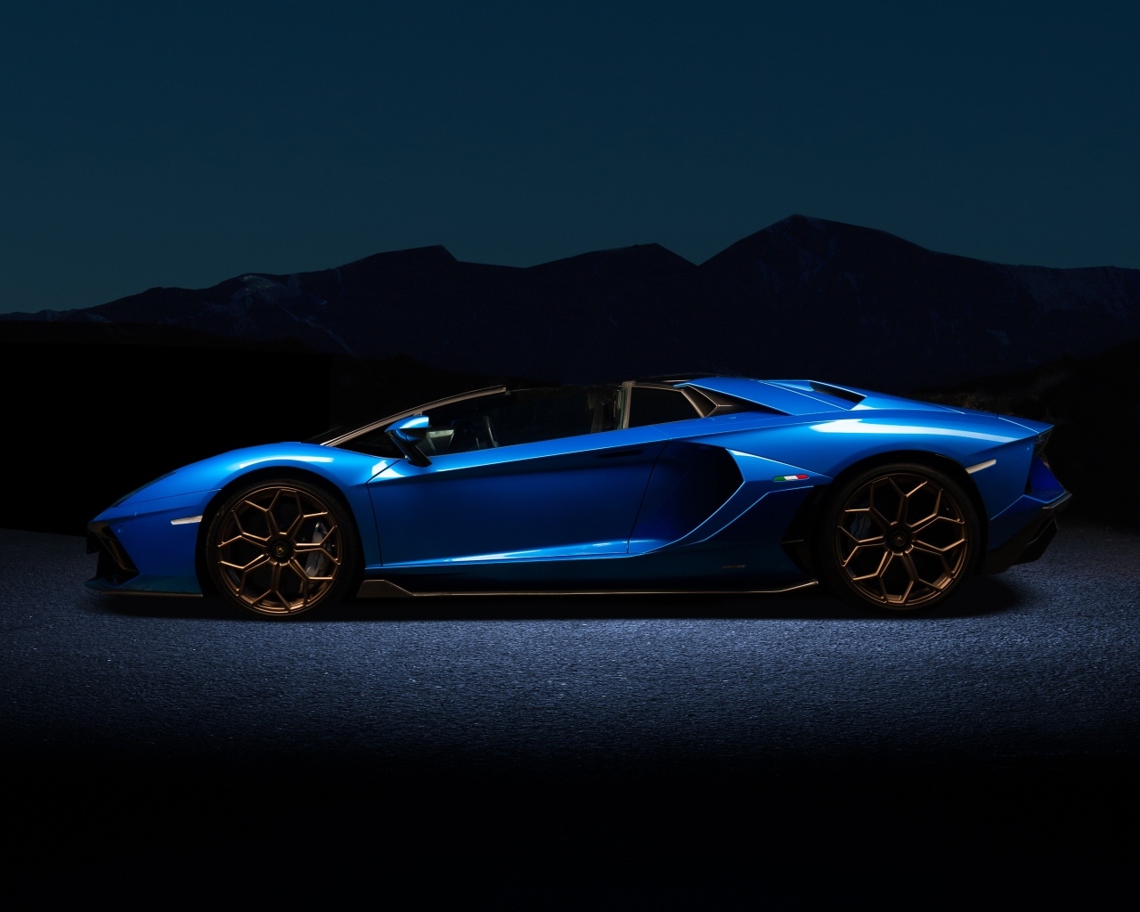 Синий автомобиль Lamborghini Aventador ночью