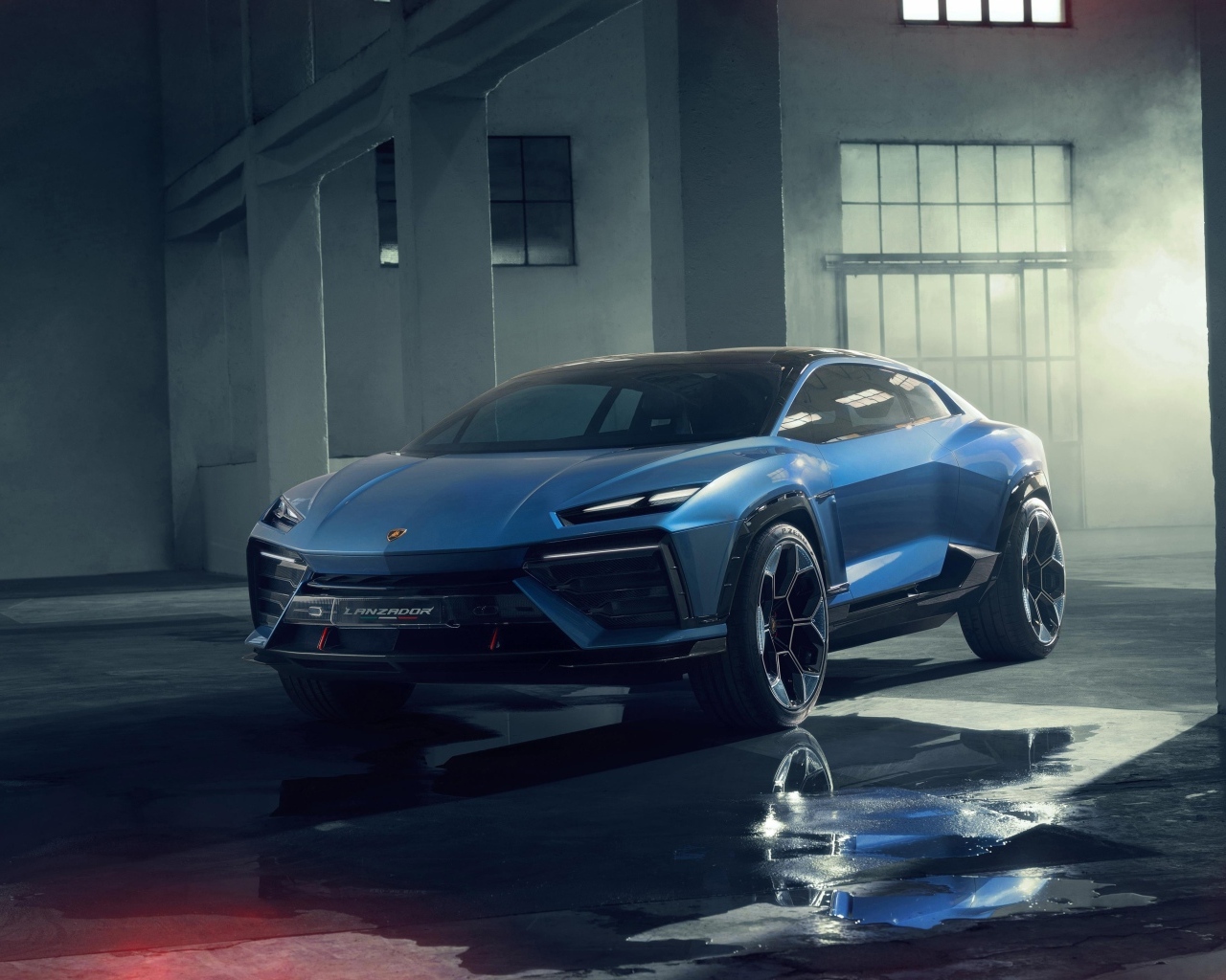 Синий автомобиль Lamborghini Lanzador Concept EV на мокром полу
