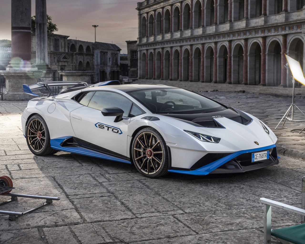 Яркий Lamborghini Huracán STO у старого здания