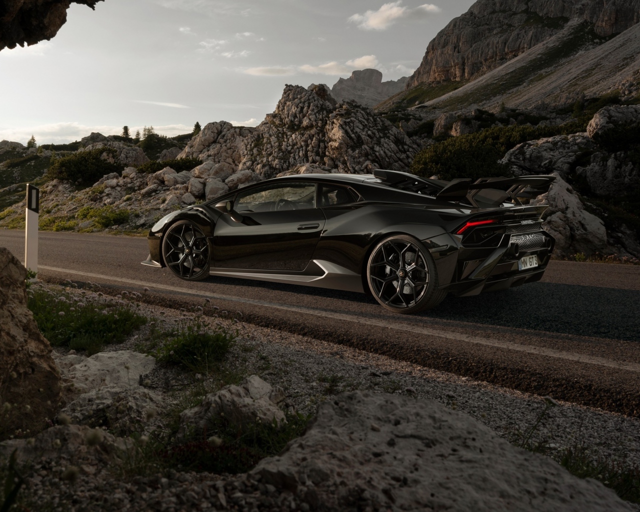 Автомобиль Lamborghini Huracán STO  вид сзади