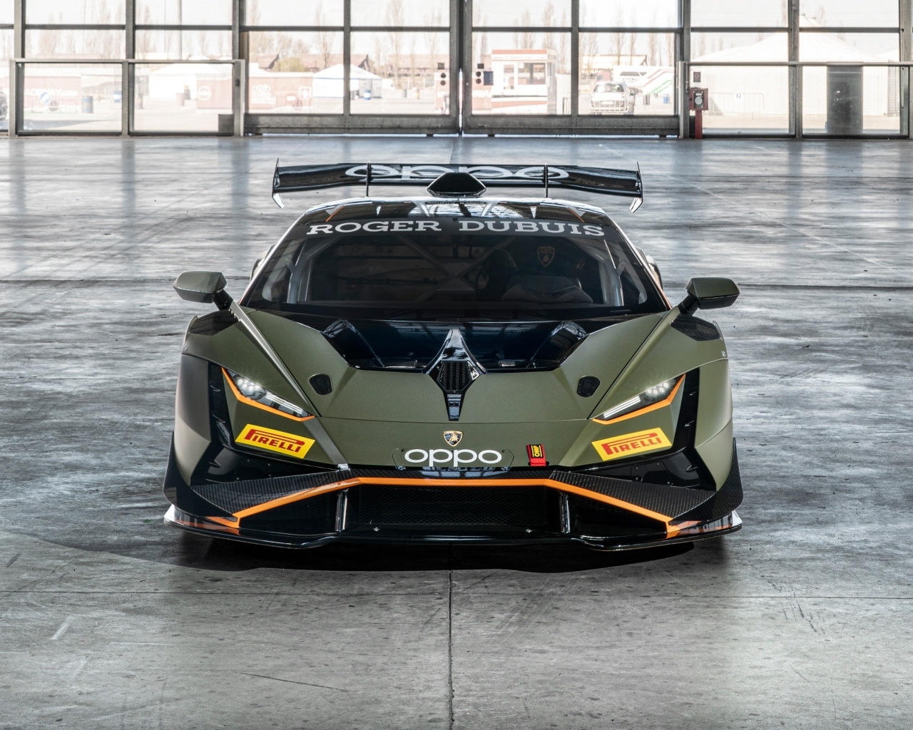 Автомобиль Lamborghini Huracán Super Trofeo EVO2  в ангаре