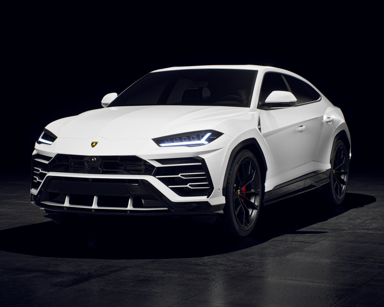 Автомобиль Lamborghini Urus вид спереди
