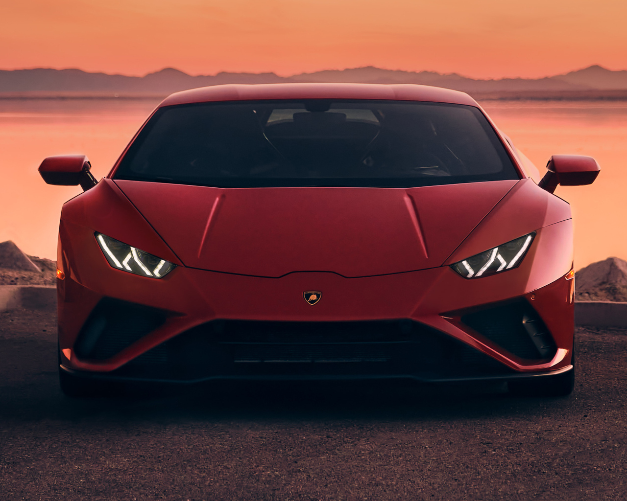 Дорогой красный автомобиль Lamborghini Huracan EVO RWD у воды