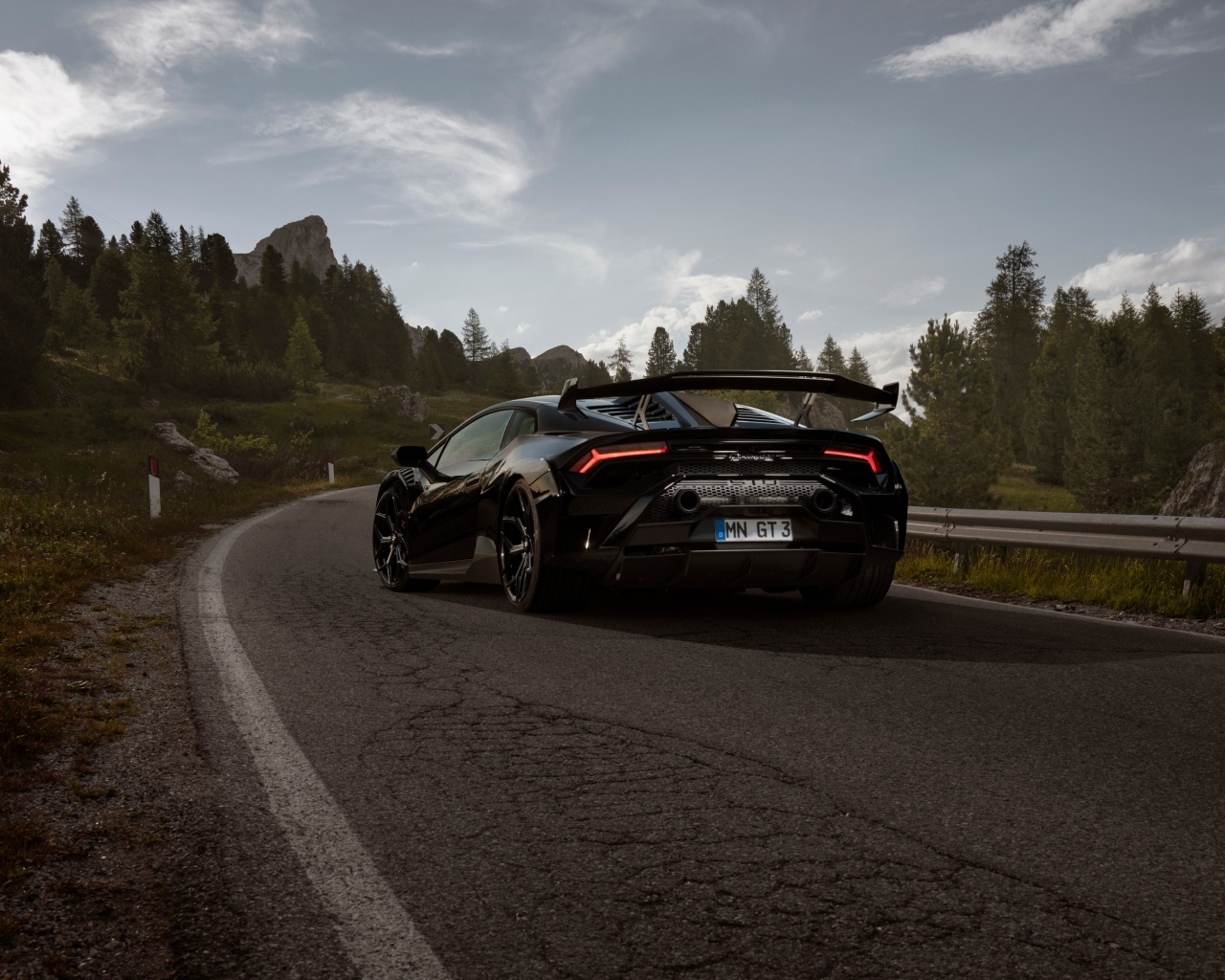 Быстрый Lamborghini Huracán STO на дороге