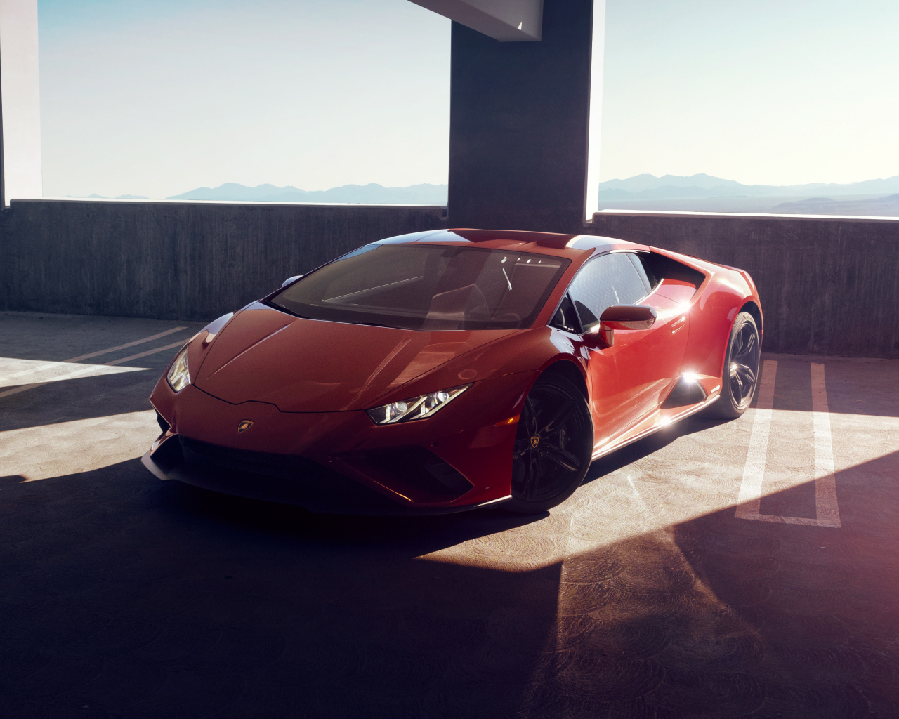 Быстрый красный автомобиль Lamborghini Huracan EVO RWD