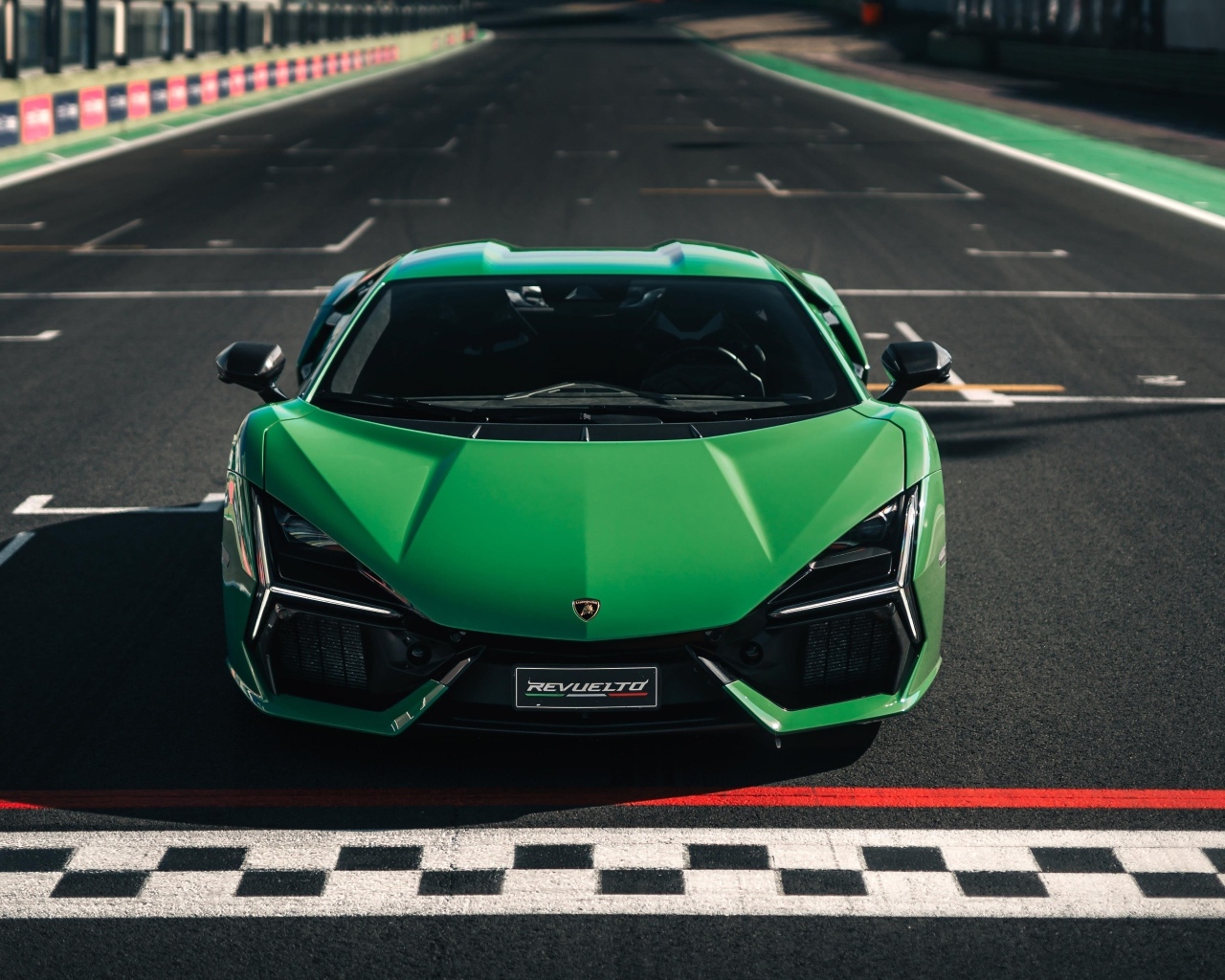 Зеленый спортивный автомобиль Lamborghini Revuelto 2023 года