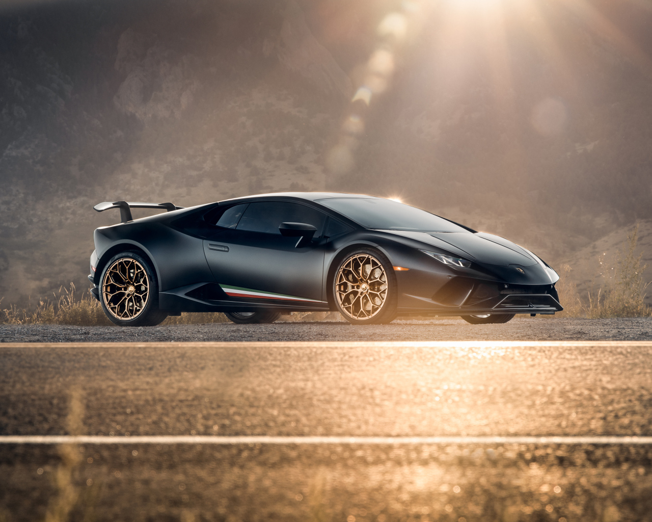 Автомобиль Lamborghini Huracan Performante в лучах солнца